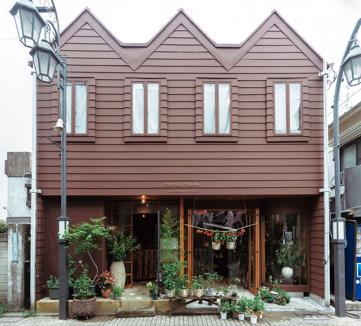 （写真2点）eatripの発信拠点となるレストラン＆ショップを紹介。祐天寺の一軒家にオープンしたbabajiji house。1階に花店The Little Shop of Flowersとeatrip soil、2階には家巣ショップとeatrip kitchenが入居する。住所／東京都目黒区祐天寺1-22-7　TEL／03-6452-3723　営業時間／15:00〜22:00　定休日／水曜・木曜 