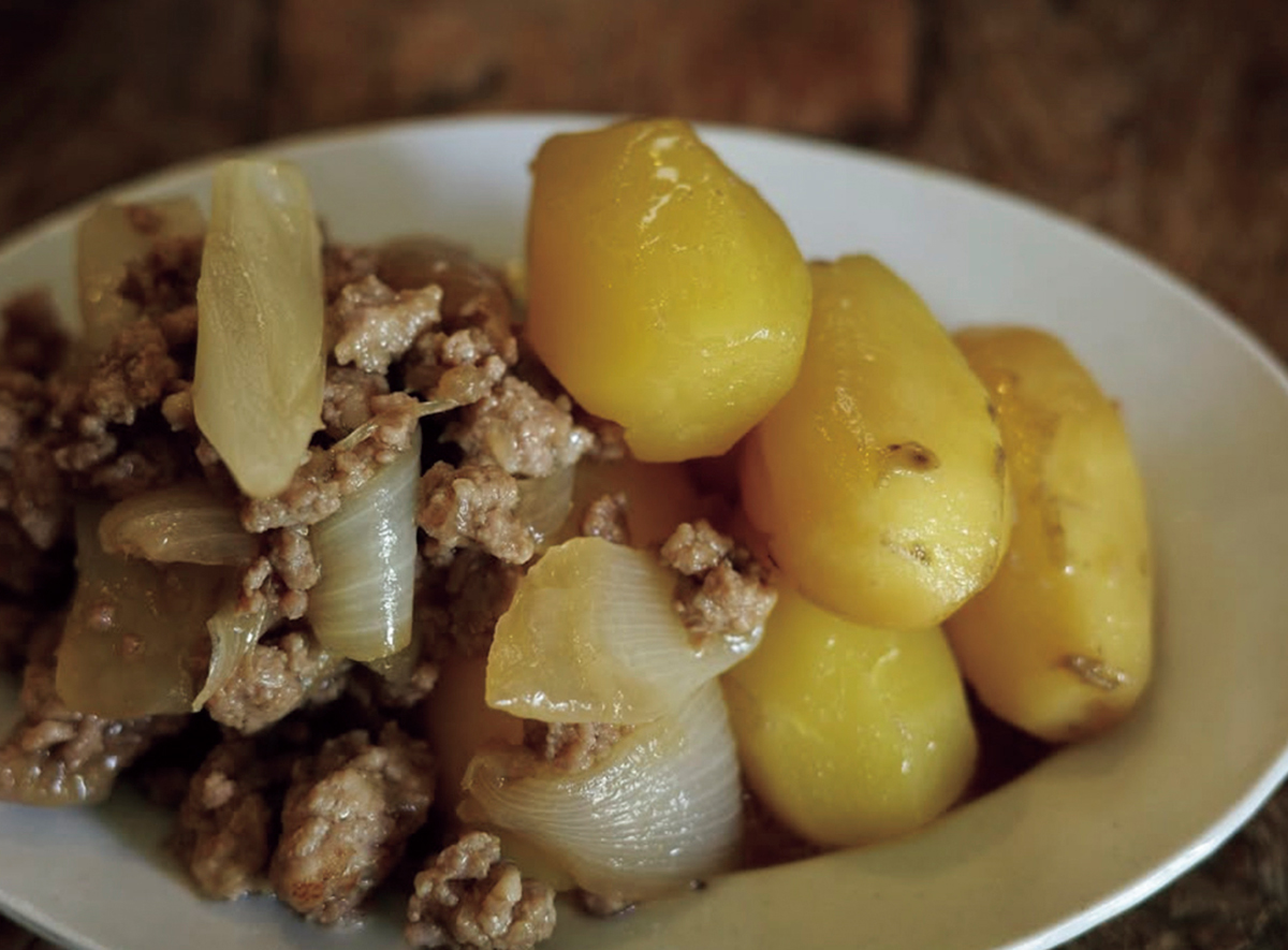 父が育てたジャガイモとひき肉の肉じゃが。Instagram @eatripjournalより。