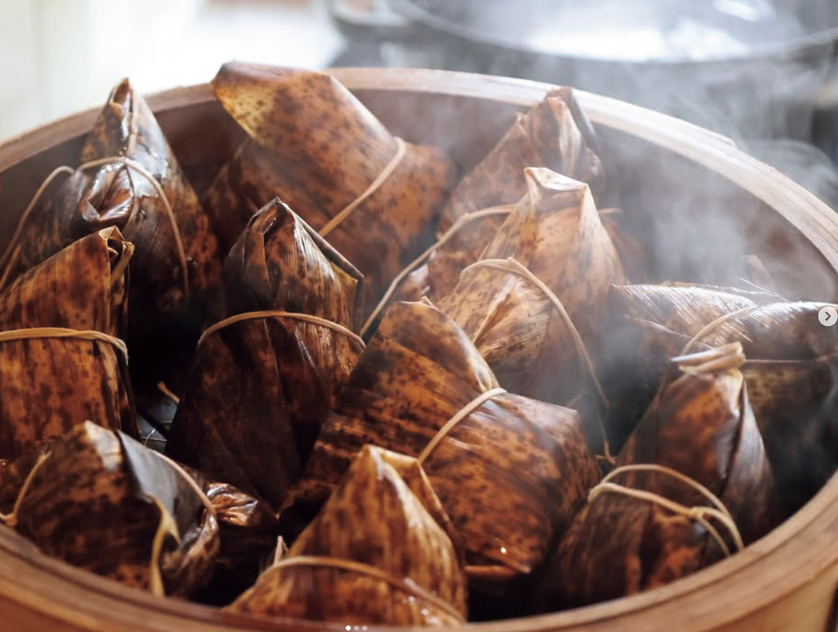 （写真3点）野村家ゆかりの家庭料理をセレクト。母のおもてなし料理、定番のちまき。Instagram @eatripjournalより。