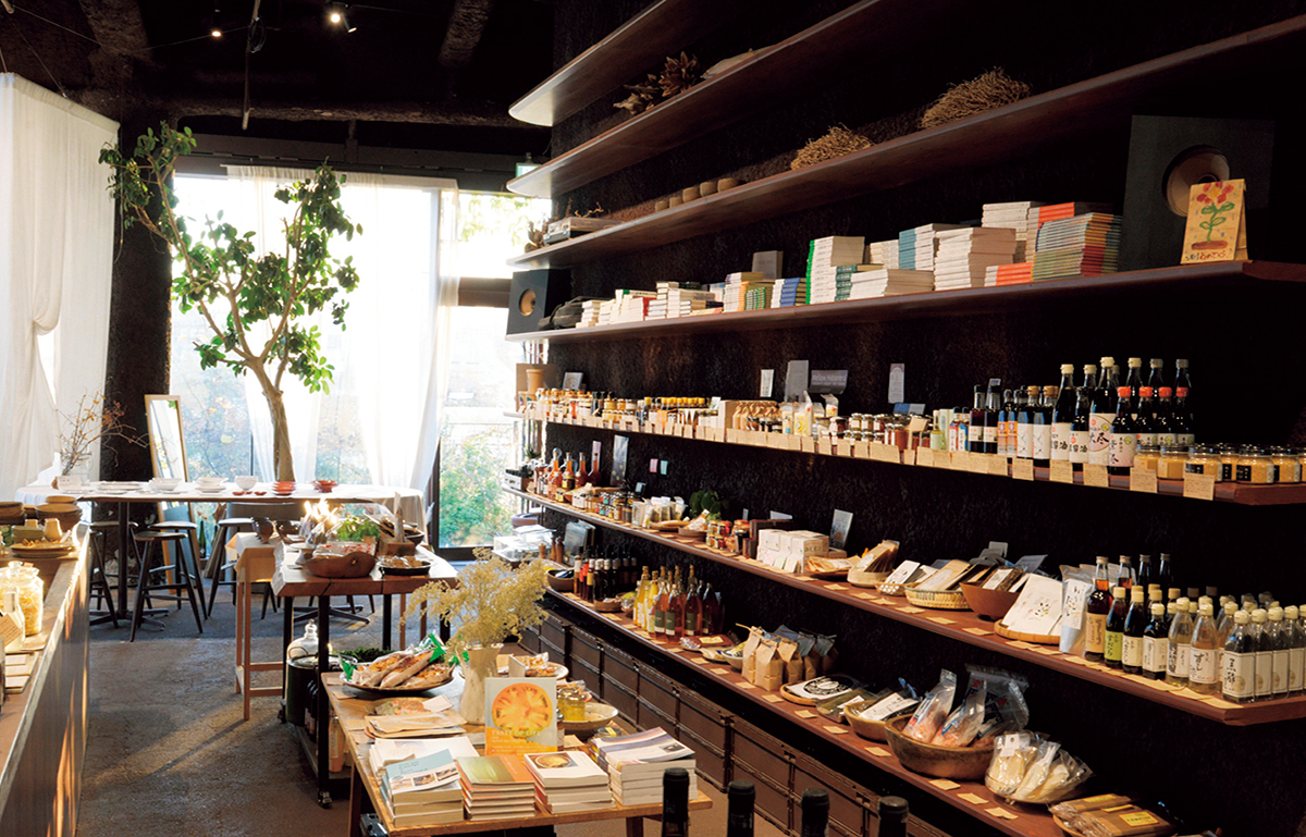 土のある暮らしとつながる都市生活を模索するグロサリーショップeatrip soil。屋外テラスには畑も！ 住所／東京都渋谷区神宮前5-10-1 GYRE 4F「GYRE. FOOD」内　TEL／03-6803-8620　営業時間／12:00〜19:00（日〜18:00）定休日／月曜