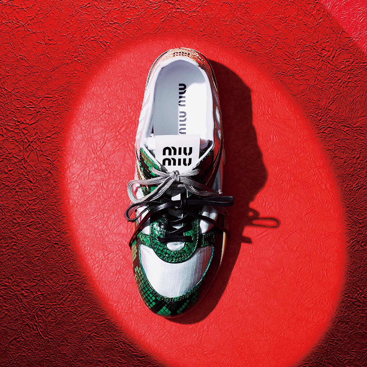 今月のファッショントピックス：ミュウミュウの新作スニーカー「風の中