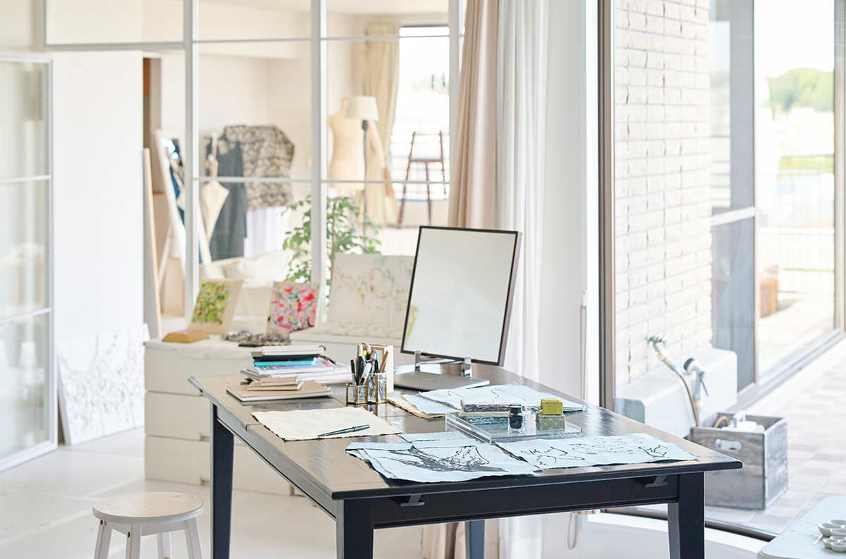 かつて住んでいた自宅を現在はアトリエとして活用。部屋のあちこちに配された鏡は作品を映し出して客観視するためのもの。