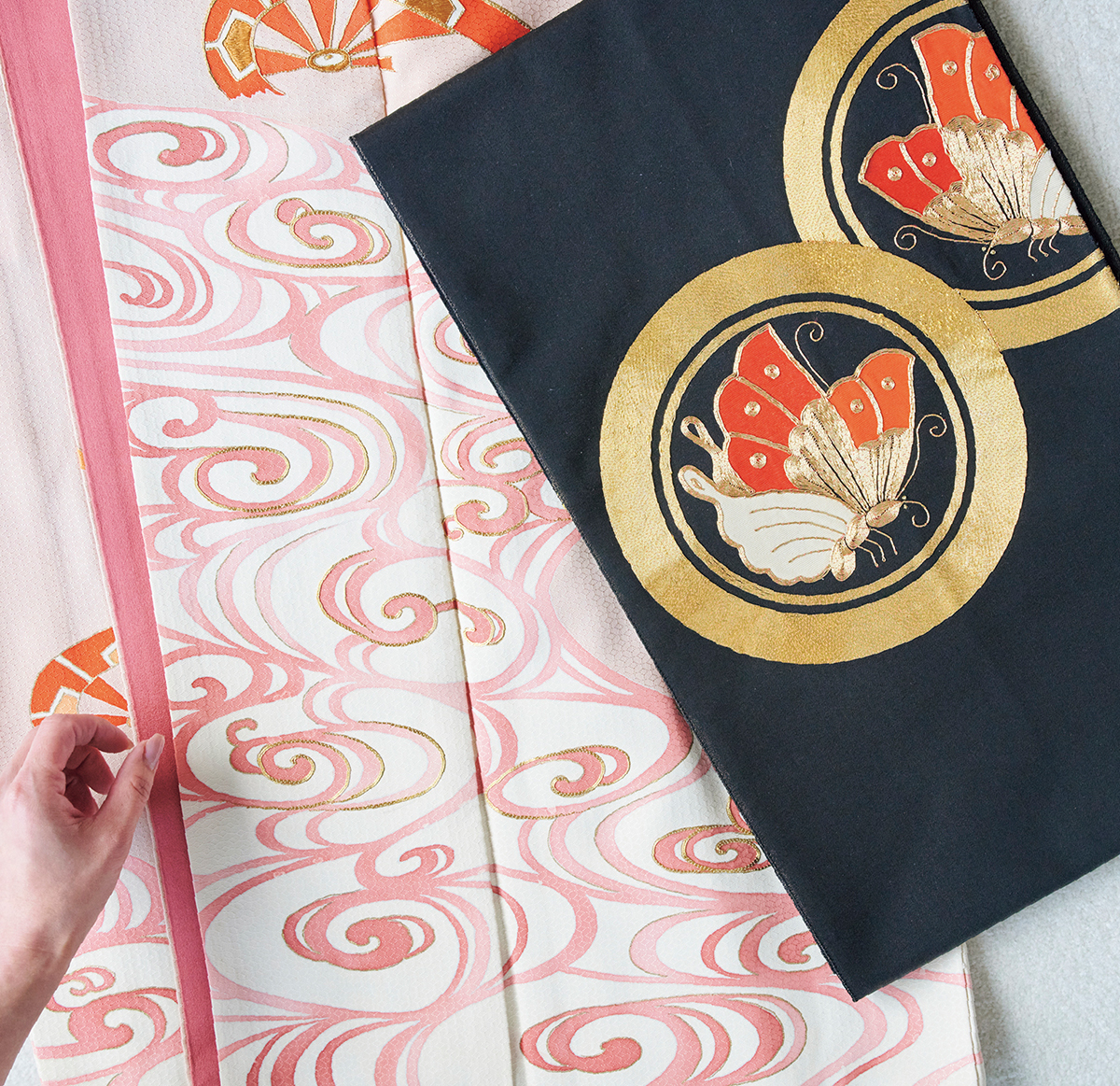 「着物に触れると元気になります。これは日本舞踊を習っていた母に祖母から贈られたもの。着物や帯の作品も作っているので、模様や色彩からは学ぶことが多いです」