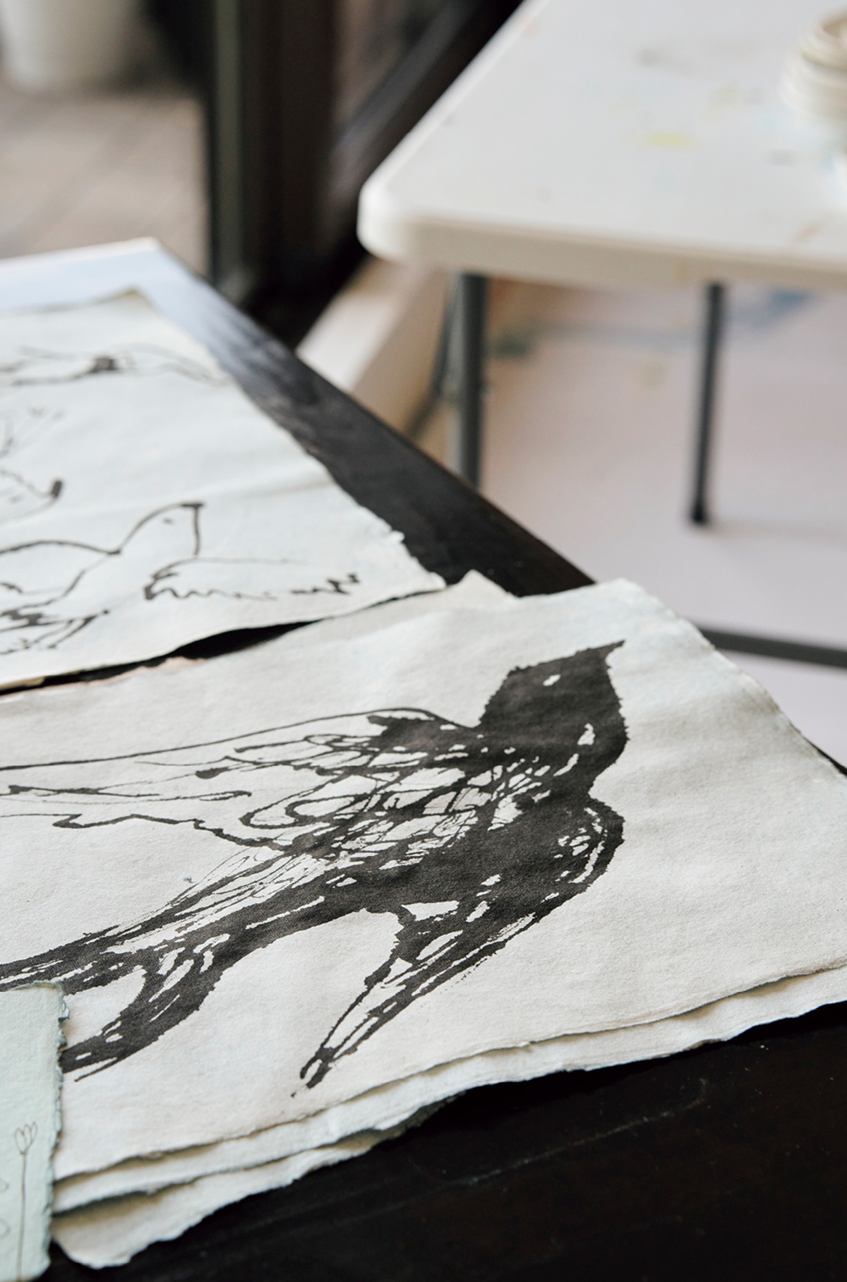 場を俯瞰的に見守る鳥は心を惹かれるモチーフ。