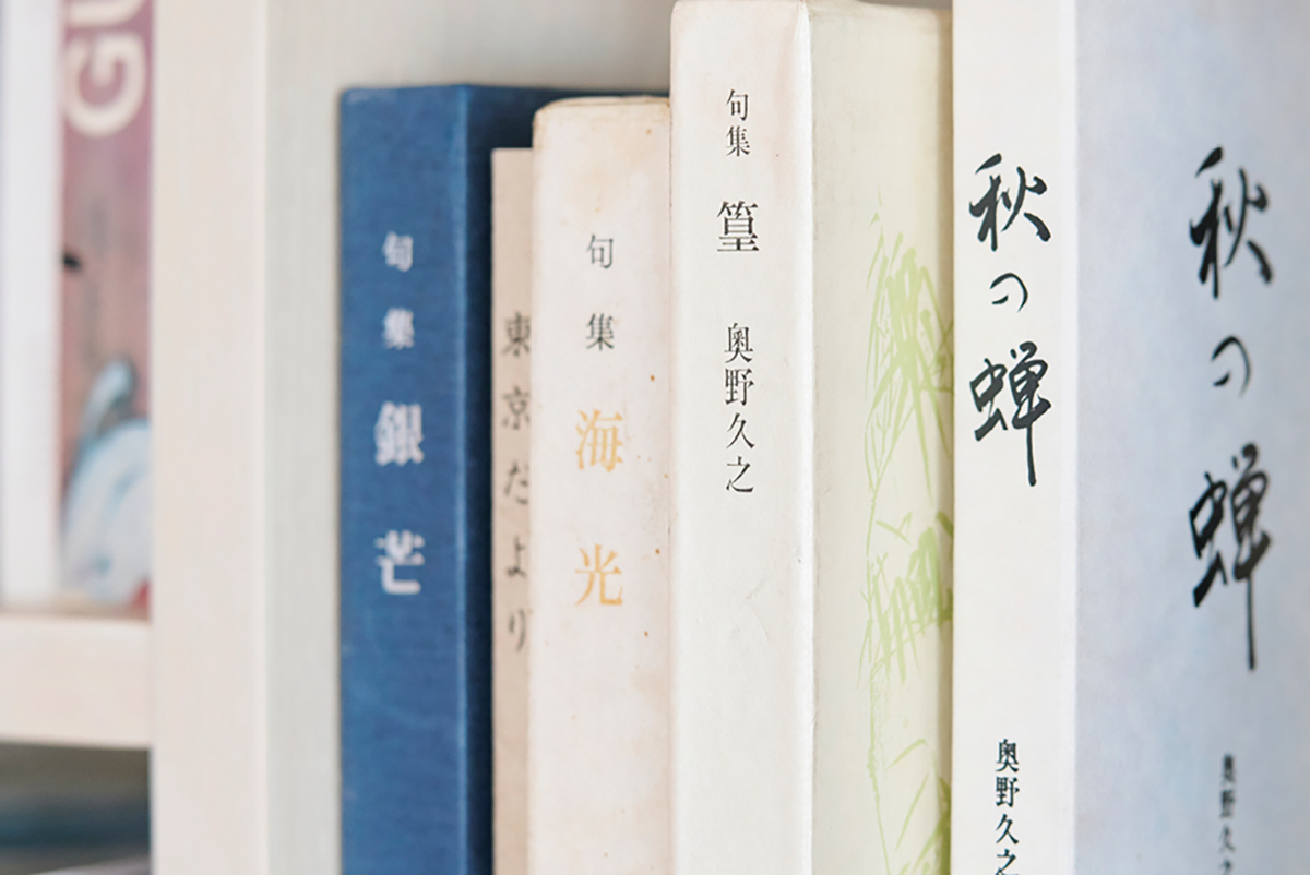 本棚には祖父である奥野久之の句集が並ぶ。「祖父の俳句をめくっていると初孫の姉が産まれた時の俳句が出てきます。『こういうことを考えていたんだな』とわかる気がして、会話をしているような気持ちになります」 