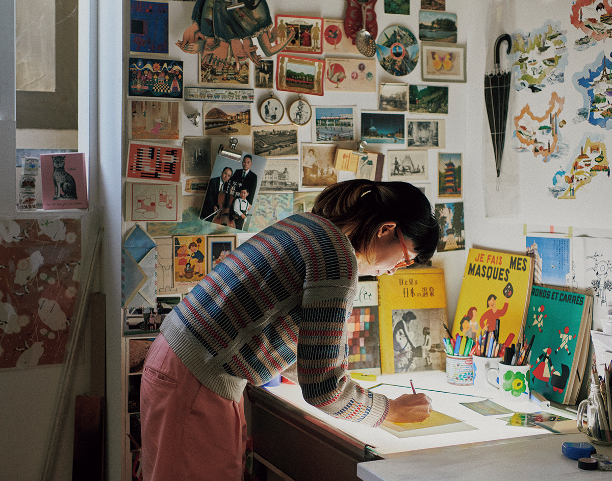 必需品はペンタブレットとライトボックス。「取り入れた際には革命的に作業が進みました(笑)。写真や自分の絵を線画でなぞるとき使用します」。壁面には紙製のコレクション。「夫もアーティストで、一緒に4カ月のアーティストプログラムでノルウェーに滞在したことも」