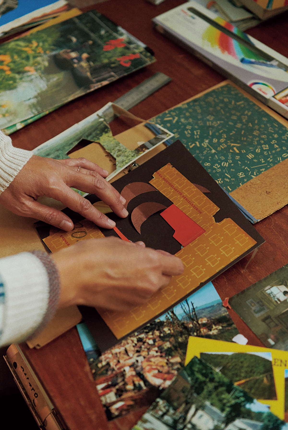 「手を動かす作業中のBGMはジャズやエクスペリメンタルが多いです。あとはポッドキャスト。音の流れにのってトントントンと色や素材を置いていきます」