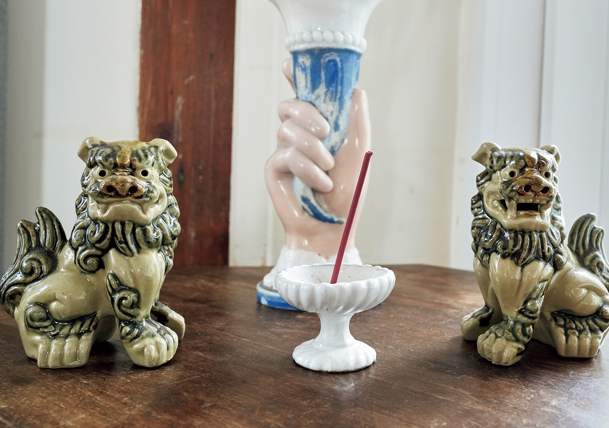 「日本の文化を再発見しているところなんです」。お香立ての両脇には陶器製のシーサーが。後方は手がモチーフのフラワーベース。