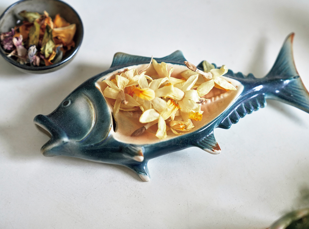 魚のポプリ皿。マーケットで見つけたとっておき。「植物から安らぎをもらっています」 