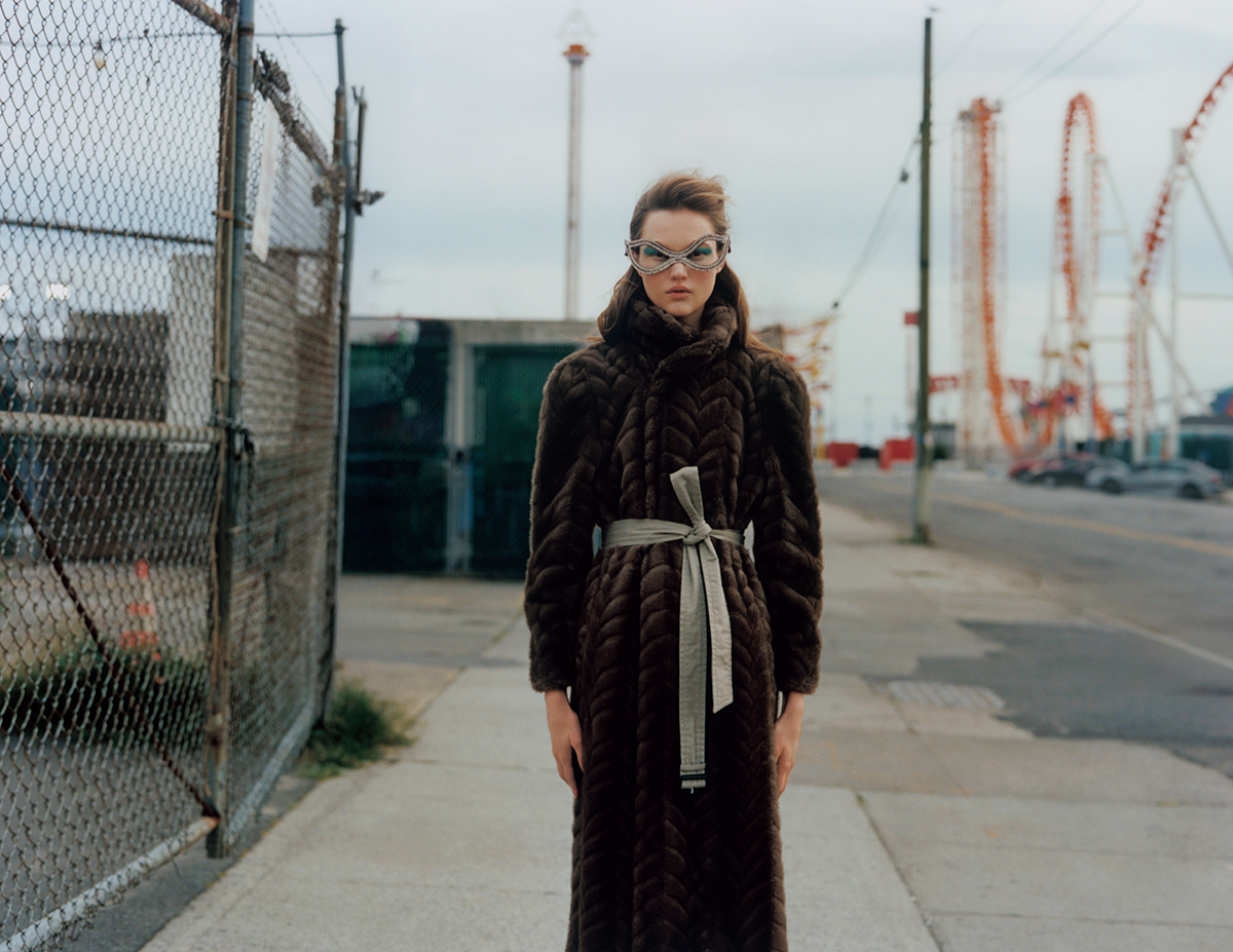 エコファーコート¥1,177,000(予定価格)/Balenciaga(バレンシアガ クライアントサービス)