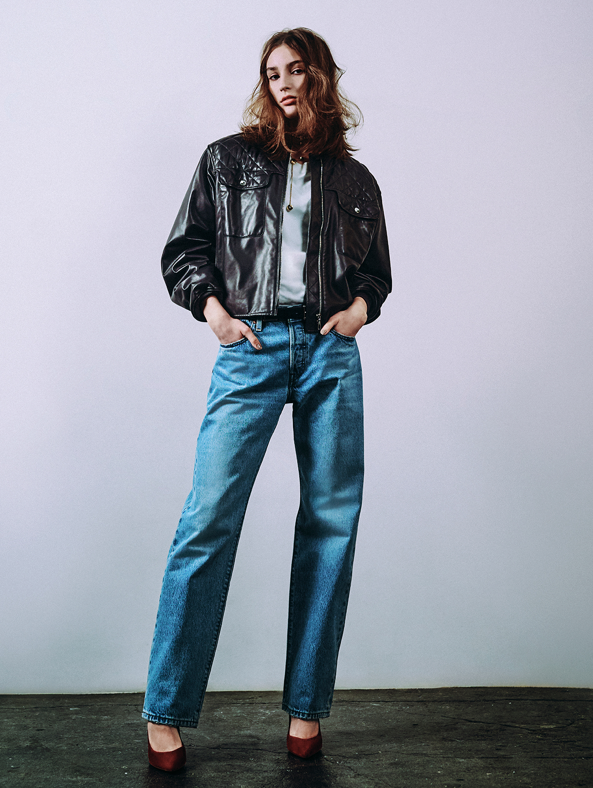 ジャケット￥1,947,000　ベルト￥328,900／ともにHermès（エルメスジャポン）　ジーンズ￥15,400／Levi’s®（リーバイス・ストラウス ジャパン）　ネックレス￥4,191,000　チョーカー￥7,051,000／ともにChanel（シャネル カスタマー ケア センター）　シューズ￥108,900／Gianvito Rossi（ジャンヴィト ロッシ ジャパン）　Tシャツ／本人私物