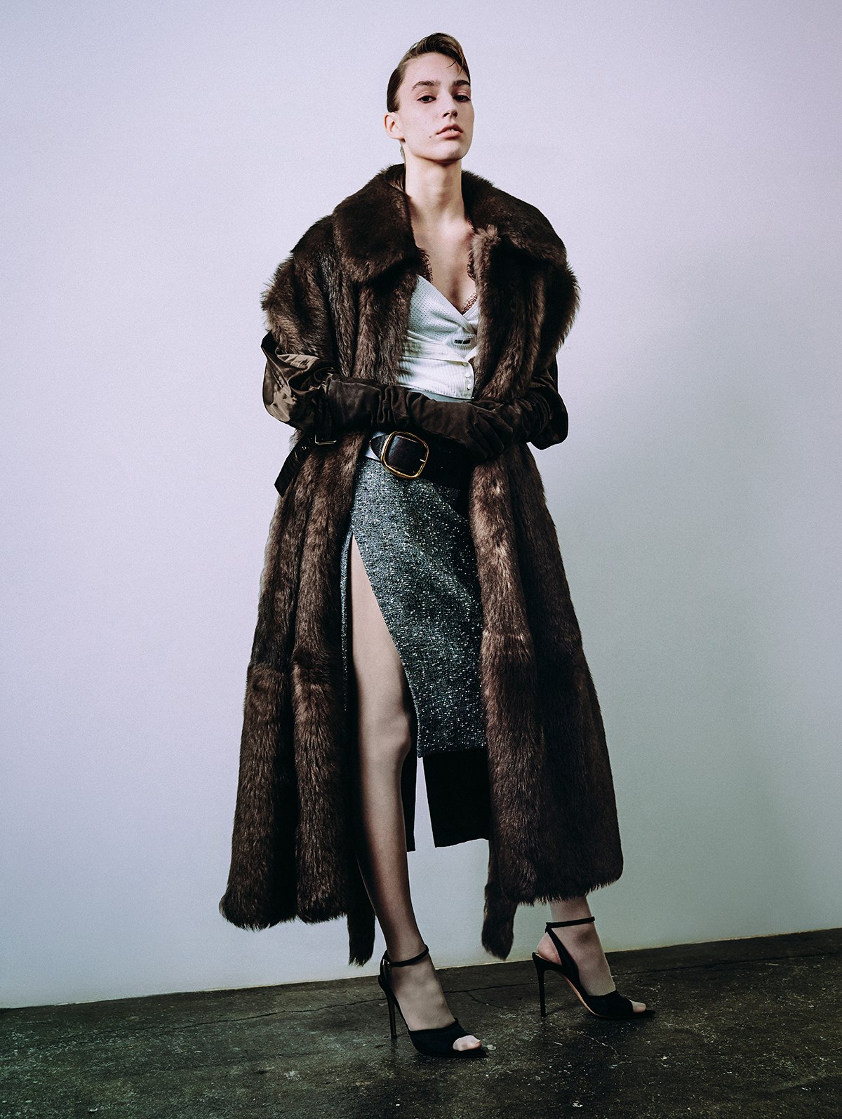 コート￥2,860,000　ボックススカート￥203,500／ともにGucci（グッチ クライアントサービス）　リブカーディガン￥99,000　ベルト￥139,700／ともにChloé（クロエ カスタマーリレーションズ）　中に着たレースキャミソール￥181,500（予定価格）／Miu Miu（ミュウミュウ クライアントサービス）　レースブラトップ￥52,800／Fumika_Uchida（クリフ）　レザーグローブ￥49,500／Liviana Conti（イザ）　シューズ￥174,900／Gianvito Rossi（ジャンヴィト ロッシ ジャパン）　タイツ／本人私物