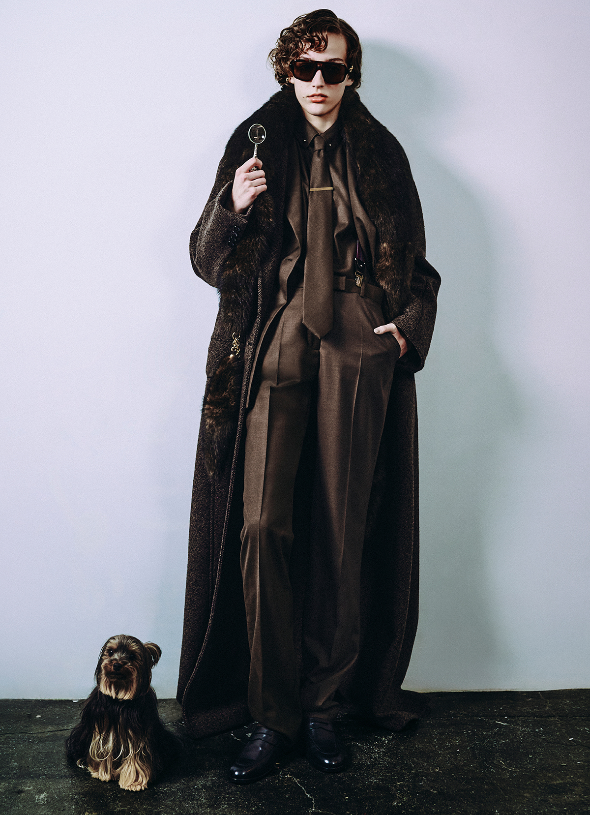 コート￥1,040,600／Max Mara （マックスマーラ ジャパン）　ジャケット￥672,100　シャツ￥224,400　パンツ￥225,500　ネクタイ￥47,300　タイクリップ￥60,500　シューズ￥184,800／すべてLoro Piana（ロロ・ピアーナ ジャパン）　ファースカーフ￥420,200／Chloé（クロエ カスタマーリレーションズ）　サングラス￥57,200／Gucci（ケリング アイウエア ジャパン カスタマーサービス）　イヤーカフ￥33,100／Tom Wood（トムウッド 青山店）　サスペンダー／本人私物