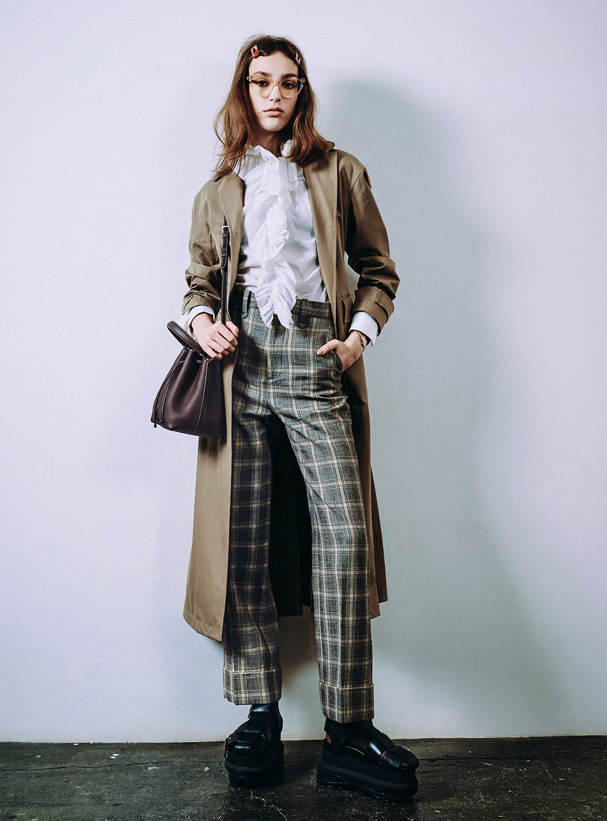 コート￥890,000 シャツ￥350,000／ともにDior（クリスチャン ディオール）　バッグ／Bonaventura　パンツ／Gucci　ブーツ／Sacai　メガネ／Tom Ford　時計／Cartier　ピン／Tresse（すべて本人私物）