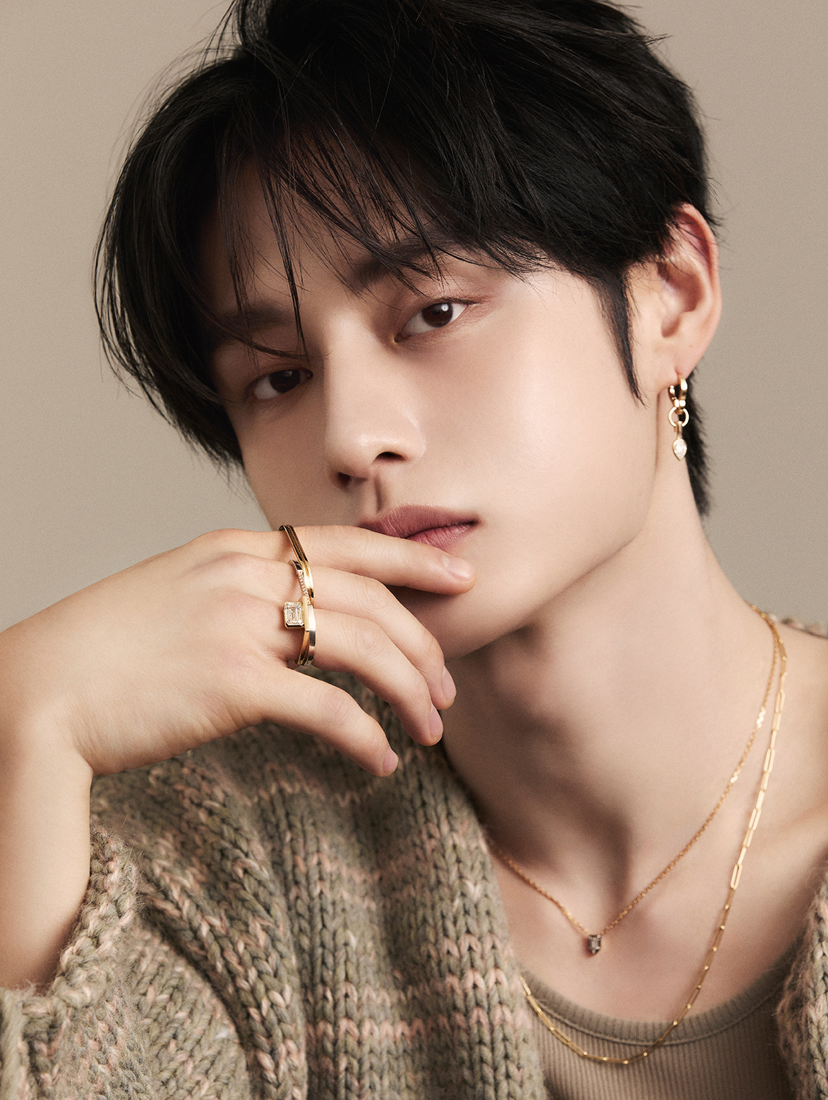 （キム・ジウン）1998年12年14日生まれ。