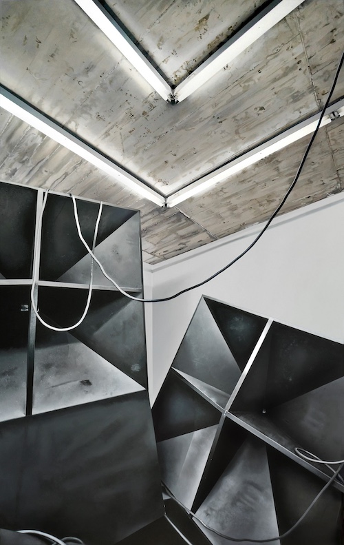 Élodie Lesourd『Walking Through the Land of Falsity(courtesy K.Smolenski)』(2016年) ©Élodie Lesourd