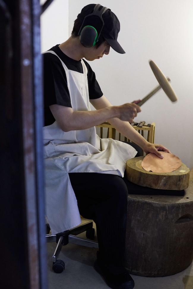 防音仕様のブースで鍛金作業を行う