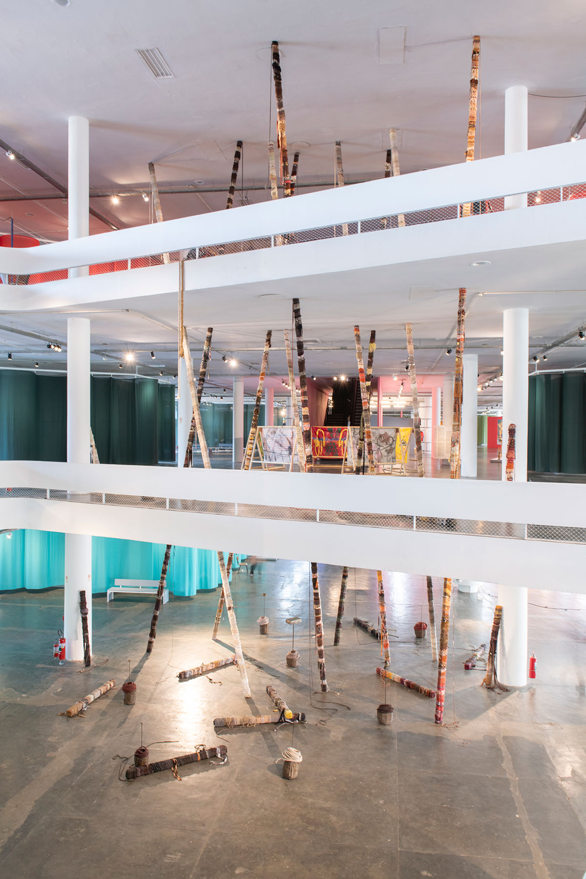 アナ・レイランダー・マルチス・ドス・アンジョスによるインスタレーションの展示風景 © Levi Fanan