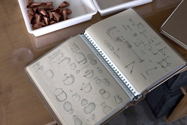 書きためているデザイン画のスケッチから形を選び、パソコンで3D図面化。