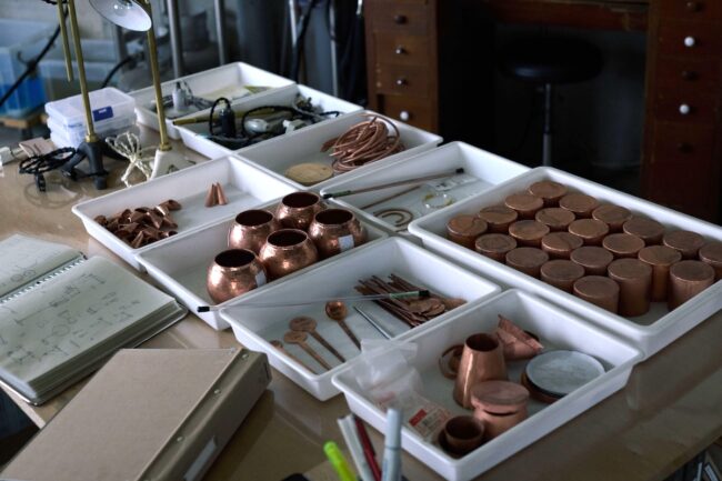 制作途中のパーツが並ぶ。