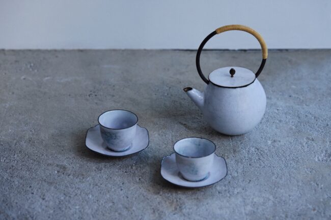 お茶を淹れる道具としての役割を超えた空間作りを意識するという。急須や茶器は特に、素材の質感や持ち手の形状、比率が空間に与える影響が大きいため、制作時には見た目（形状）と使いやすさの調和の緻密なバランスを重視。急須に限らず、独自の黄金比率にこだわった柔らかな円形を意識したデザイン。