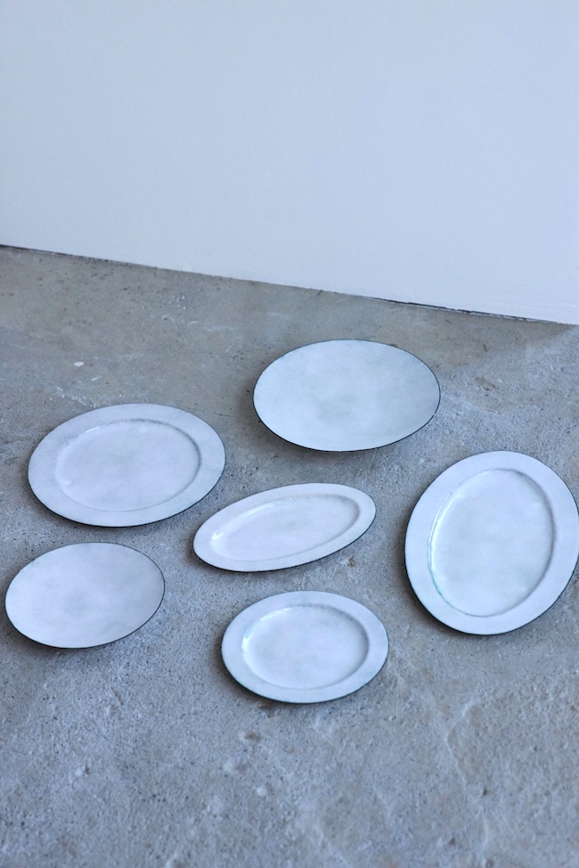 プレートは食卓のシーンや空間そのものを考えてデザイン。比率を揃えたり、サイズを階層的に展開することで、テーブル上でバランスが美しく見えるように計算されている。また、白を基調とした表現により、料理や他の器との調和も生み出す