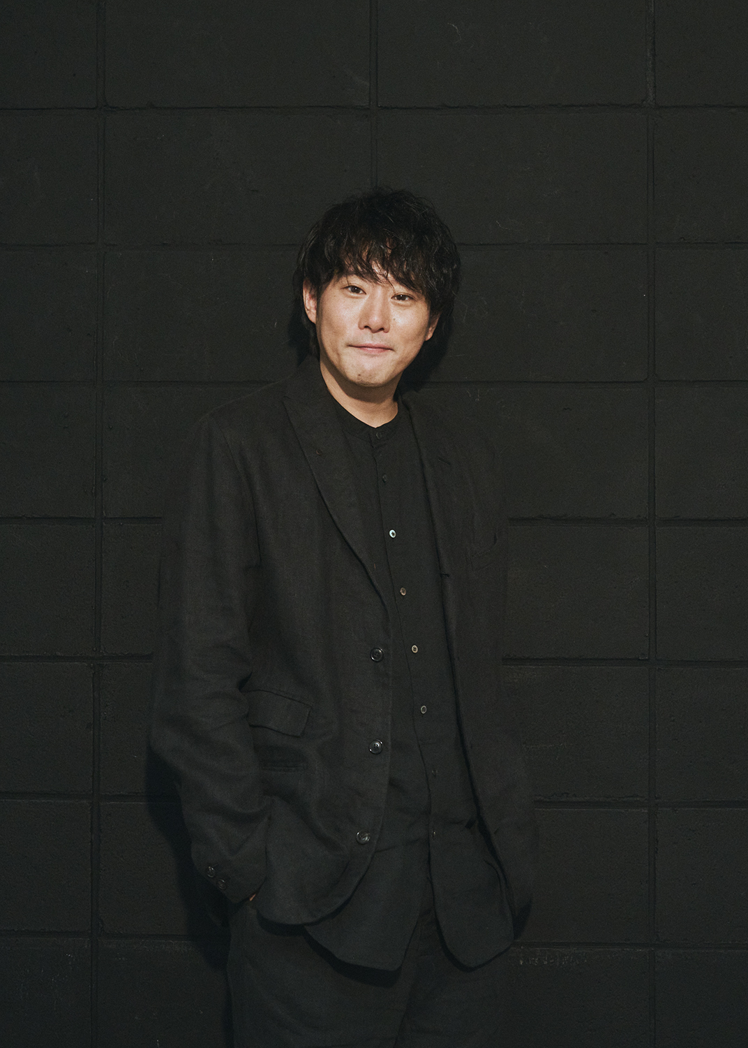 シャツ ¥46,200　パンツ ¥48,400　ジャケット ¥73,700／すべてSuzuki Takayuki（スズキ タカユキ）　スズキ タカユキ03-6821-6701