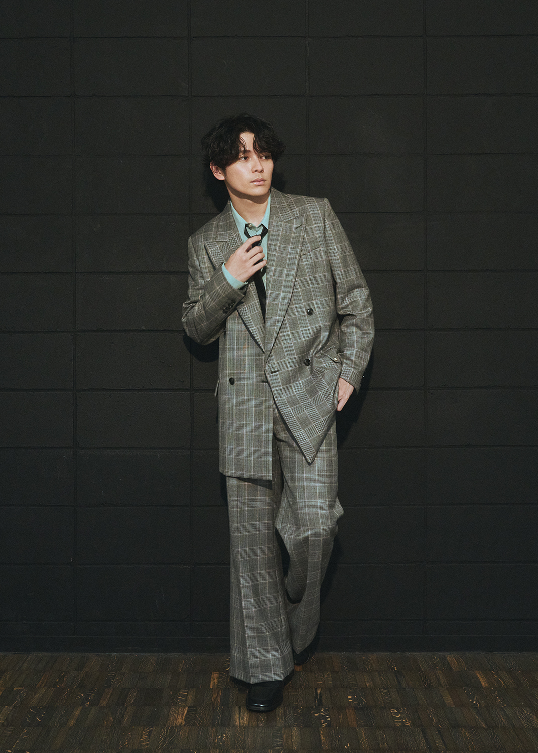 ジャケット ¥440,000　シャツ 参考商品　パンツ 参考商品　シューズ¥170,500／すべてAmiri（スタッフ インターナショナル ジャパン クライアント サービス）　スタッフ インターナショナル ジャパン クライアント サービス　0120-106-067