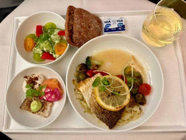 フェタチーズのサラダ、アミューズは白身魚の炙り焼き、スモークヴェンデイスのムースなど、メインは北欧メニュー、白身魚のロースト　フェンネルとキャベツのシチューをチョイス