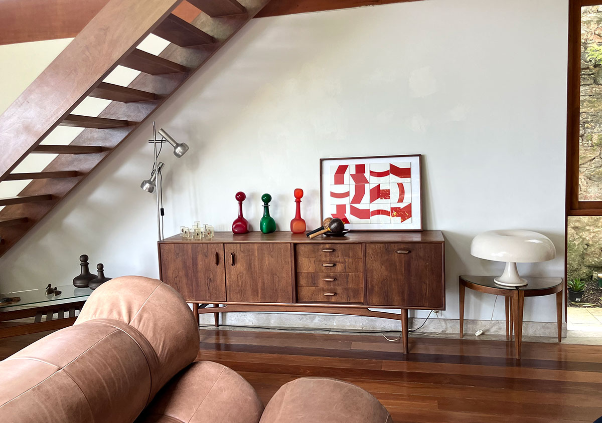 ブラジリアン・モダンの家具が配置されたリオ・デ・ジャネイロのホテル<Chez Georges＞のラウンジ