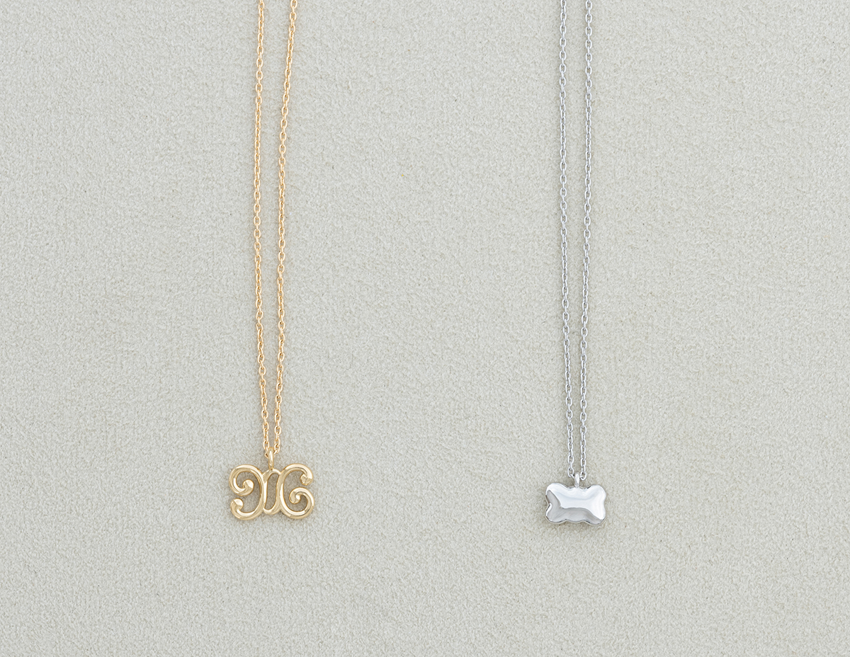 左/galbe の頭文字g を組み合わせたシンボリックなenseigneコレクションの ネックレス(K18YG)¥198,000(税込) 右/fer forgéコレクションをデフォルメし膨らませたようなarrondi de fer forgéのネックレス(PT)¥176,000(税込)