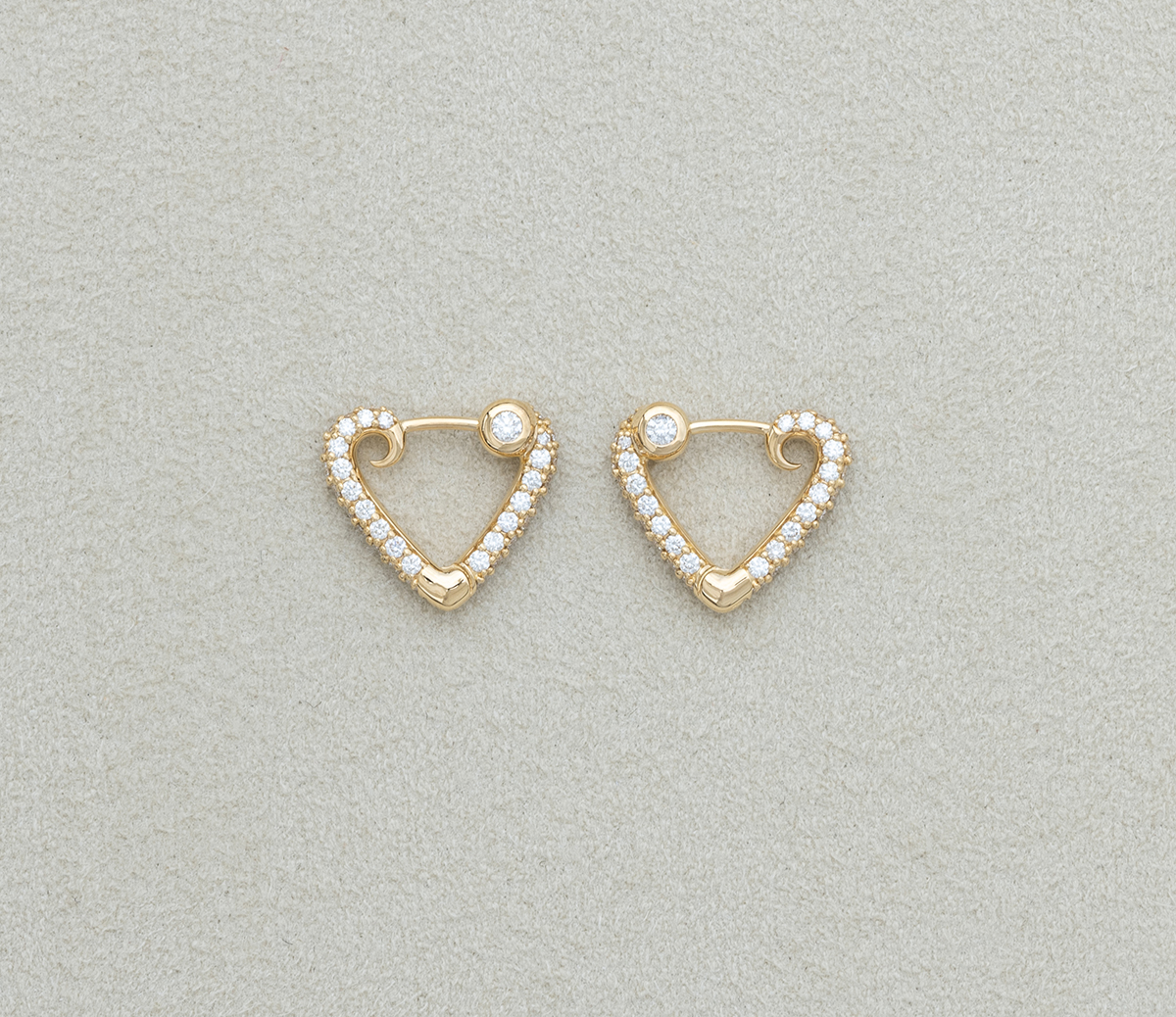 鉄格子をイメージしたfer forgéコレクションのハートシェイプのダイヤモンドつきピアス。ダイヤモンドの品質にもこだわっている。ピアス(K18YG×DIA)¥1,540,000(税込)