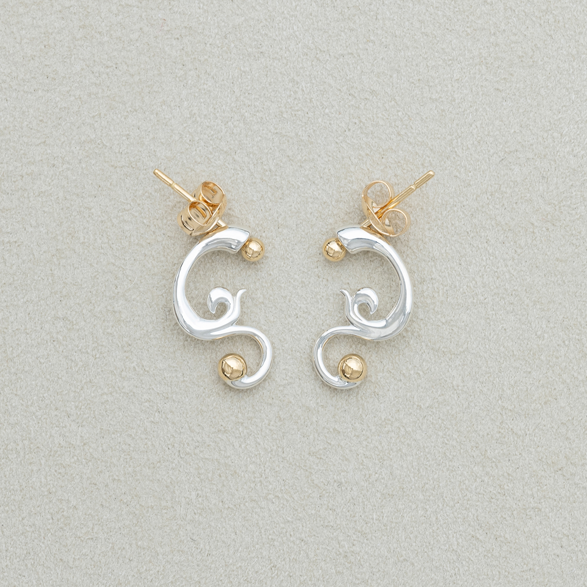 épingleコレクションよりピアス。まち針をモチーフにしたスタット部分の直線と曲線が独創的。ピアス(K18YG×スターリングシルバー)¥176,000(税込)