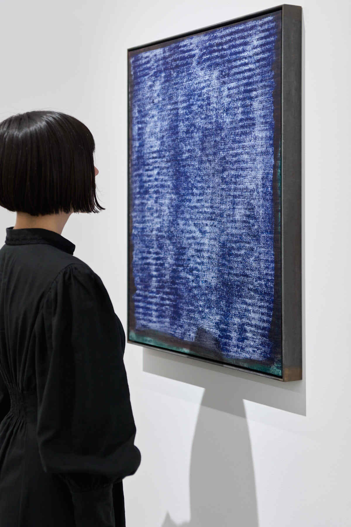 KOTARO NUKAGA 天王洲の展示風景より。イドリス・カーンによる無数の音符が入れ込まれた作品『Illegible this world』。Photo:Osamu Sakamoto, Courtesy of KOTARO NUKAGA