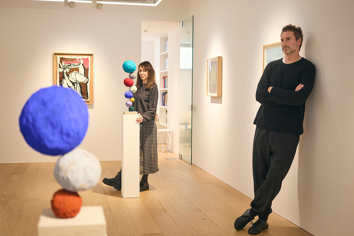 アニー・モリス(左)とイドリス・カーン(右)、KOTARO NUKAGA 六本木にて。Courtesy of KOTARO NUKAGA