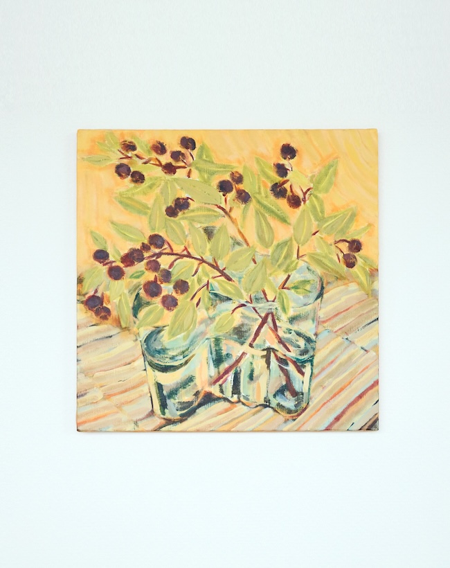 《blueberries》アアルトのフラワーベースの有機的なフォルムは、フィンランドの湖の形、白樺の根本付近の断面形状とも言われ、門田さんのモチーフ使いにもどこか共通している。