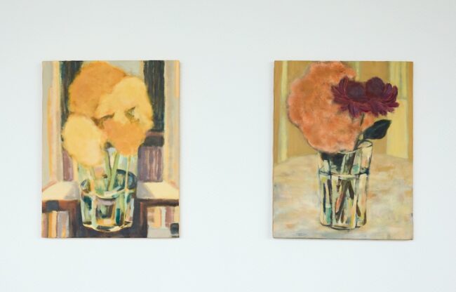 CAFE AALTOでの個展に合わせて、フィンランド・デザイン界の巨匠アルヴァ・アアルトの代表作フラワーベースに生けられた花々をモチーフに。(左)《けいとう》(右)《smoketree and echinacea》