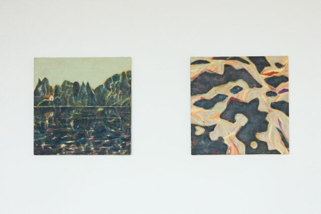 「In Denmark」シリーズ。(左)《lakescape l》夏に訪れたデンマークの湖と湖面に映る緑深い森を描いた作品。(右)《lakescape ll》上空から見た湖面に映る空の表情を描いた「lakescape」