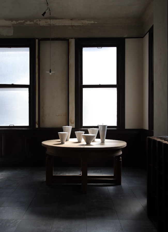 2025年10月14日まで、浅草橋の古道具店・ギャラリー「白日」にて開催された個展での展示。Photo:Tomoe Anzai