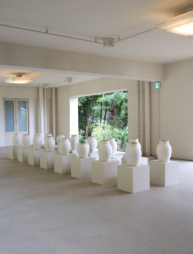 LOGでの個展「ECHO」で発表したサウンドインスタレーション「echoes」。七宝焼の釉薬を作るために用いられる坩堝を再利用し、その中に一音しか鳴らないオルゴールと回転数の異なるモーターを入れ、ランダムな音を響かせる装置を制作。1000度を超える炉の中で、原料を溶かし様々な色の釉薬を製造した後、炉の火が消されると内部にわずかに残った釉薬は急激に冷えて固まり始め、「ピンッ」という音と共にひび割れる。いくつもの坩堝を並べ、過去繰り返し響かせたであろう、その音を展示空間に再現した。Photo:Tomoe Anzai