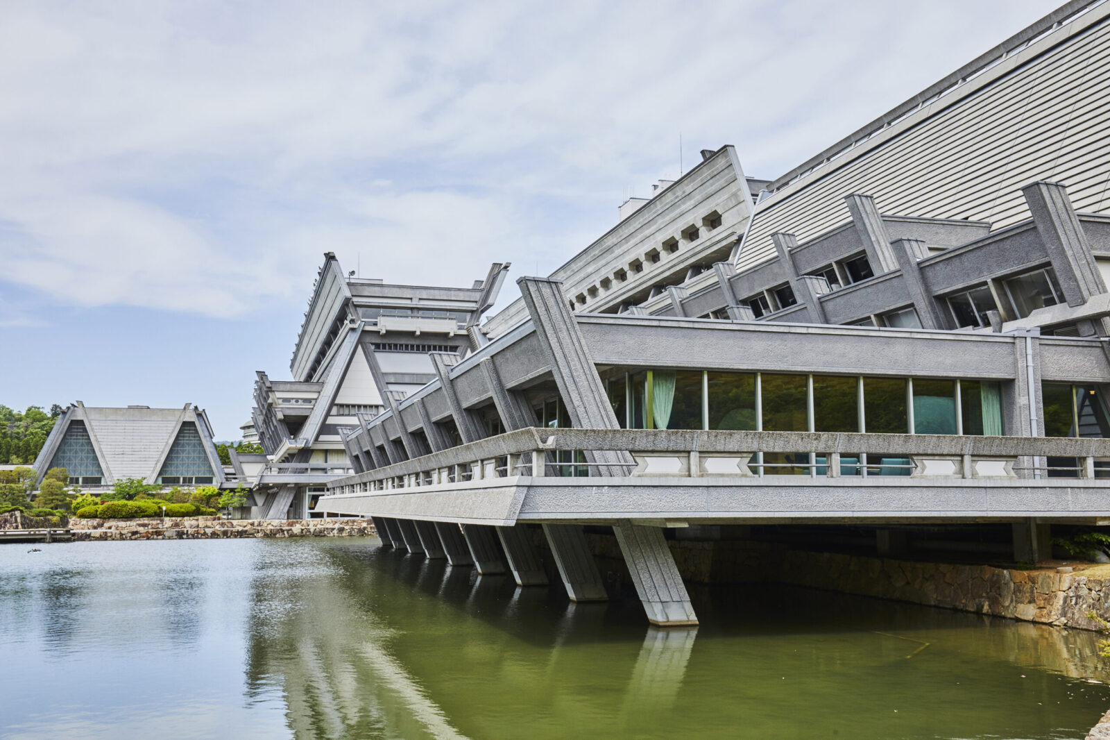 建築史家・藤森照信氏と俳優・常盤貴子氏を迎える特別トークイベントの会場となった国立京都国際会館｜大谷幸夫設計、日本モダニズムの頂点とも言われる建築。