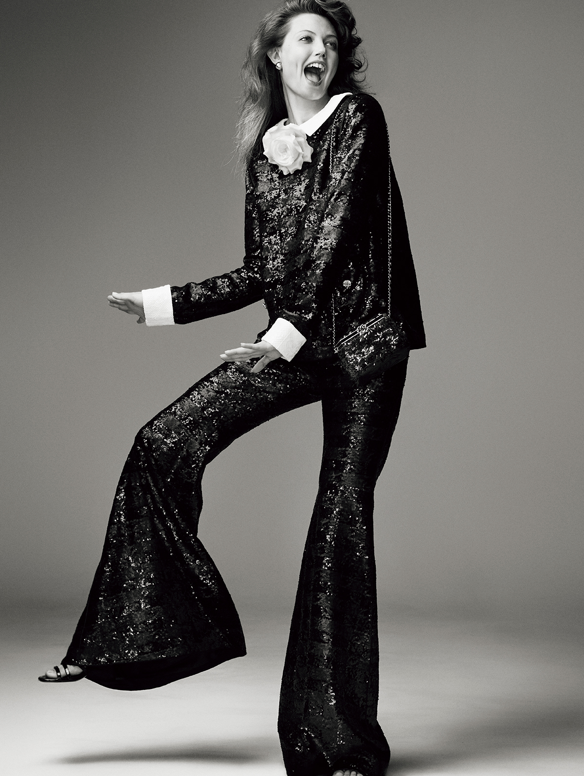 ブラウス￥1,366,200　パンツ￥1,239,700　ピアス￥105,600　ブローチ￥232,100　チェーン付きクラッチ￥862,400　シューズ￥243,100／すべてChanel（シャネル カスタマー ケア センター）