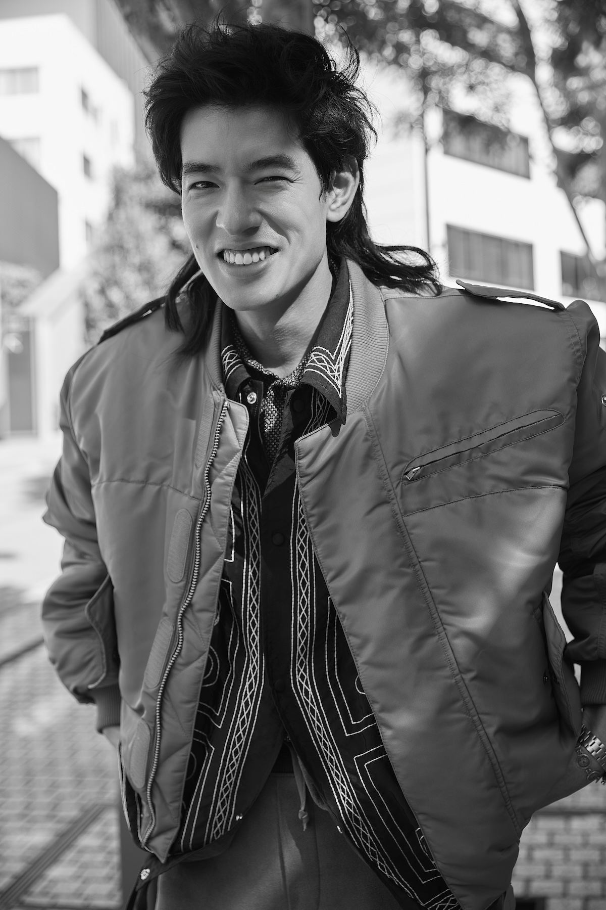 シャツジャケット¥97,900／Currentage（メルローズ 03-3464-3891）、シャツ¥107,800、パンツ¥286,000／Frank Leder（マッハ55リミテッド 03-5846-9535）