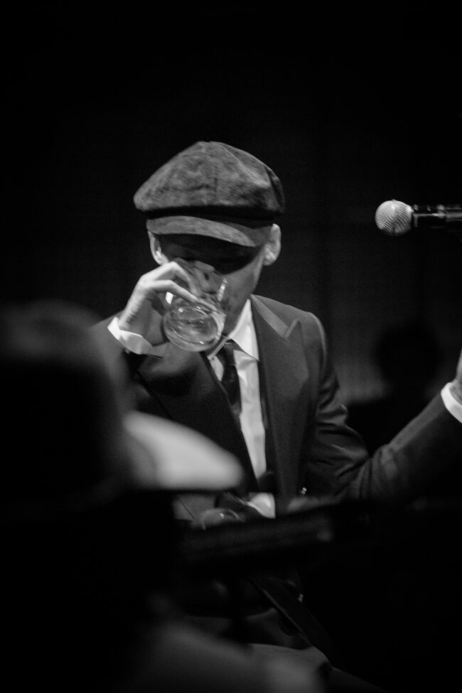 ライブ演奏中にマッカランをグラスで楽しむ　Photo: Takao Iwasawa