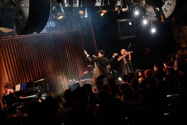 歌のみならず、立ち振る舞いで全身を使ったパフォーマンスも披露　Photo: Takao Iwasawa