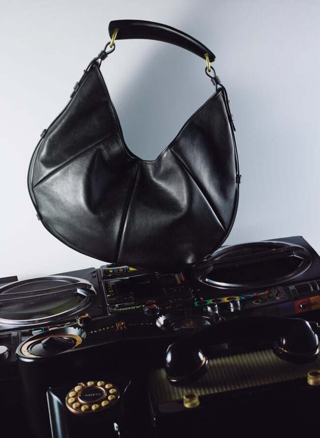 バッグ（W40 × H33 × D3cm） ￥632,500／Saint Laurent by Anthony Vaccarello（サンローラン クライアントサービス）