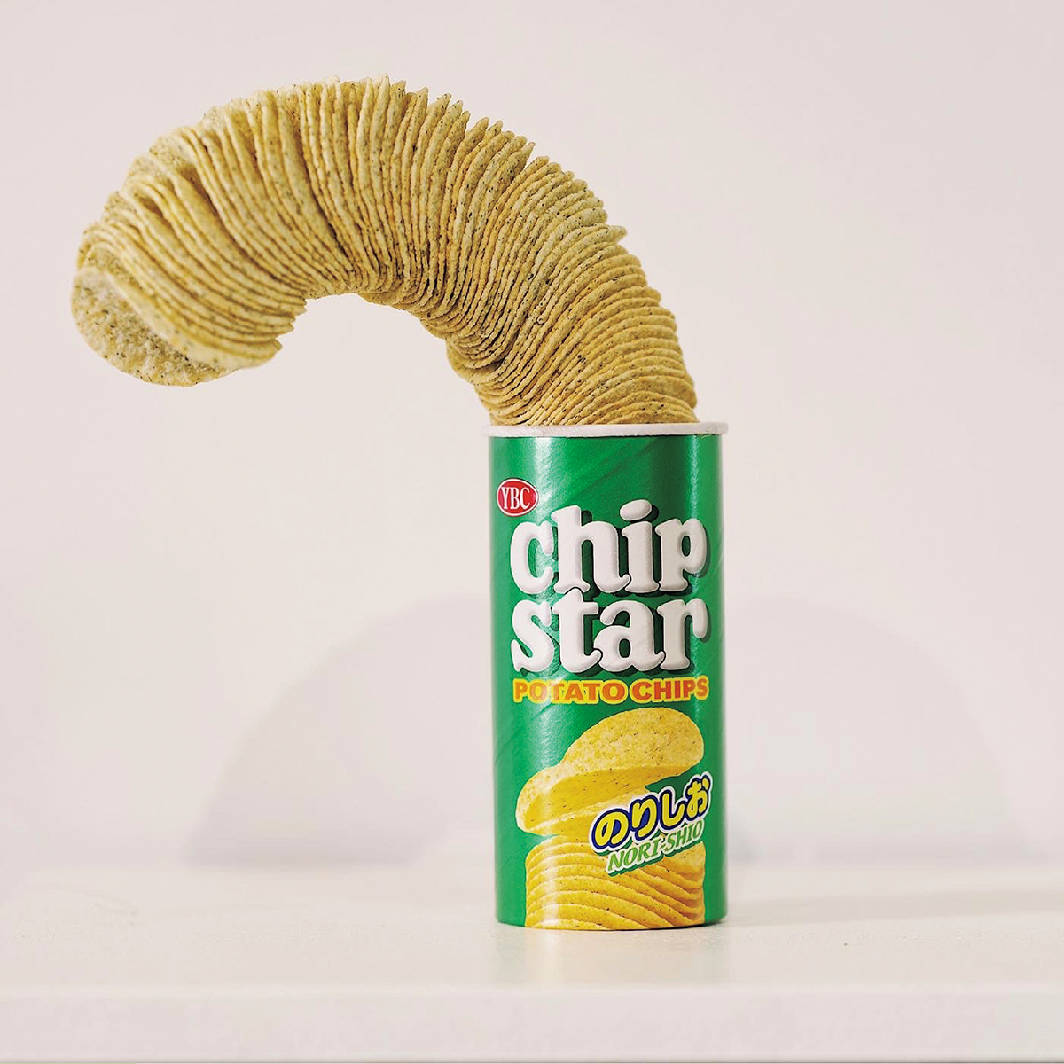 『チップスター』「チップスターの原料はイモ、イモは植物、つまりイモをいけてる状態のいけばなです！」