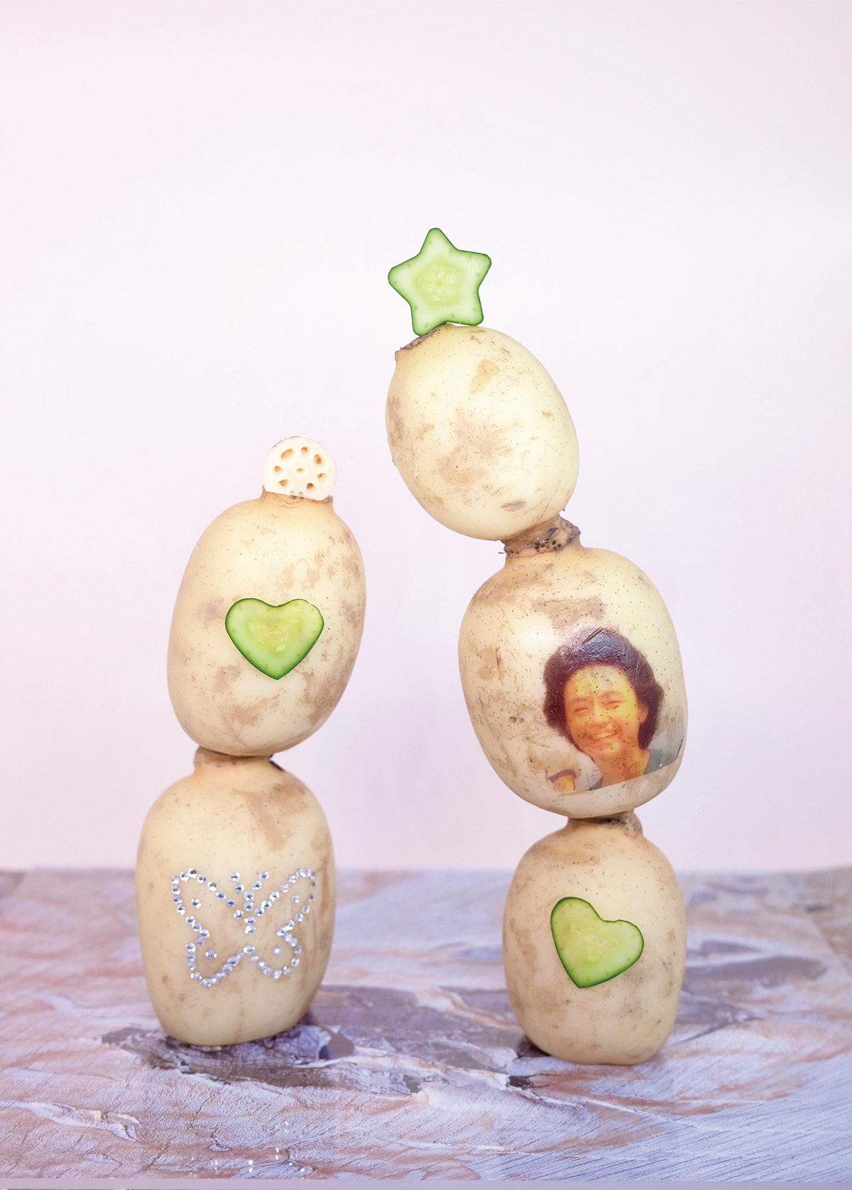 『レンコンマザー』「レンコンに母ちゃんを転写、キュウリで結界を張り外敵から母ちゃんを護っています。『キュウリ封じ』とは、空海が中国から伝えたとされる厄除けの秘法です」 