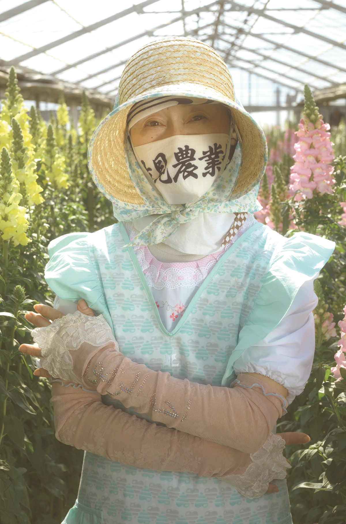 ジュリアン特製の園芸関係者向けストリートウェアおよび関連ヴィジュアルより。『オリジナル農園アームカバー』「ファビュラスにイモを収穫したい。そんな思いで作ったアームカバー。老いも若きもイモには思いを乗せて」