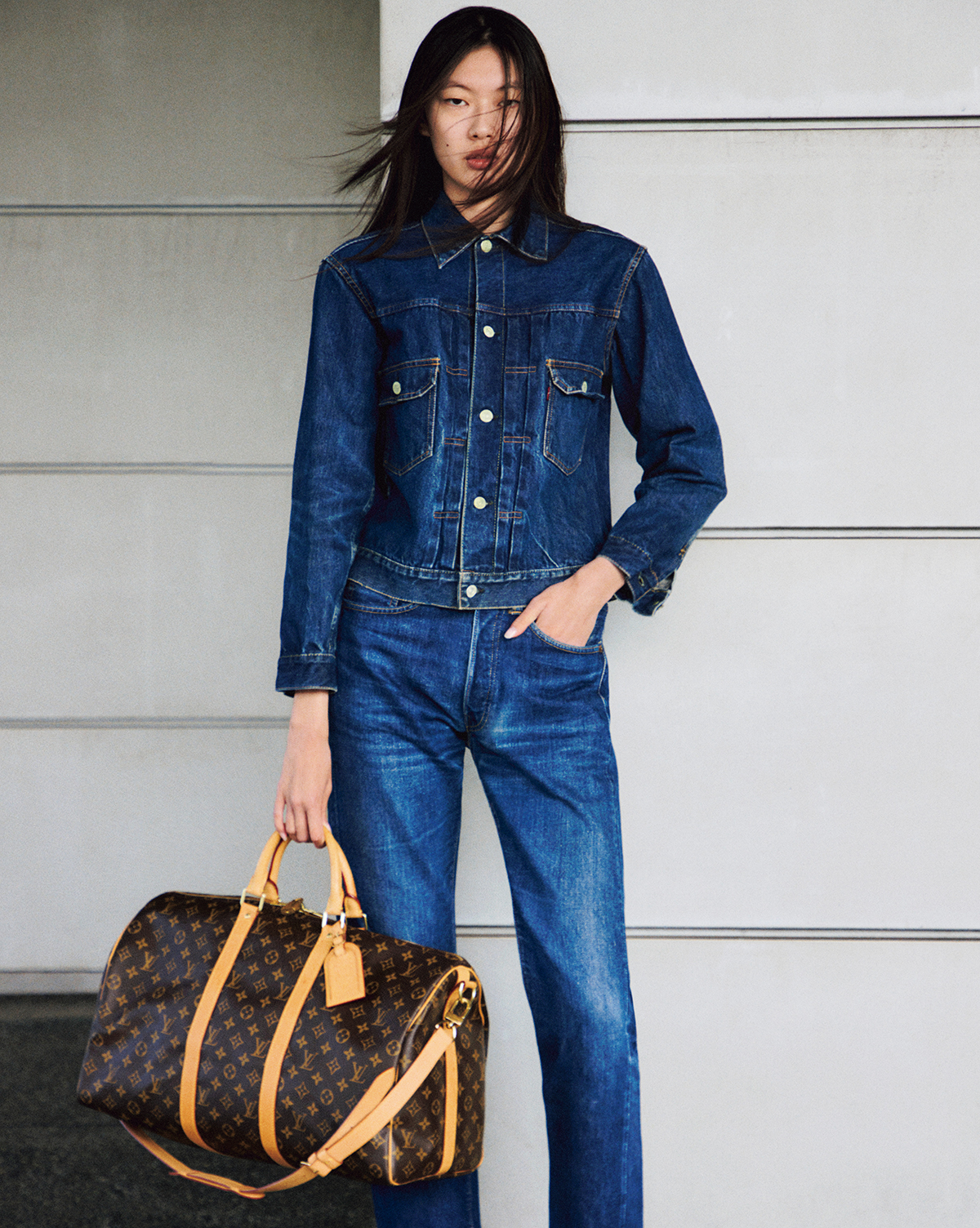  ジャケット「Levi’s 507XX 1950s」（size 36）￥547,800　パンツ「Levi’s 501XX 1950s」（30×33）￥547,800／ともにLevi’s（ベルベルジン 原宿店）　バッグ￥423,500／Louis Vuitton（ルイ・ヴィトン クライアントサービス）